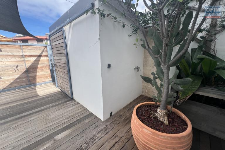 Maison F4+ de 175 m2 entièrement rénovée (état neuf) avec piscine, située à 300 m de la plage de St Pierre, 3 min de la 4 voies.