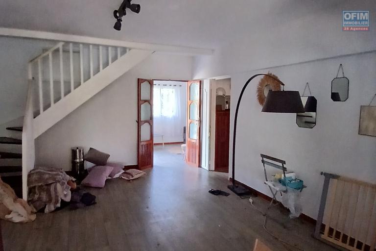 A LOUER villa à étage de type F4 sur Plateau Caillou à Saint-Paul