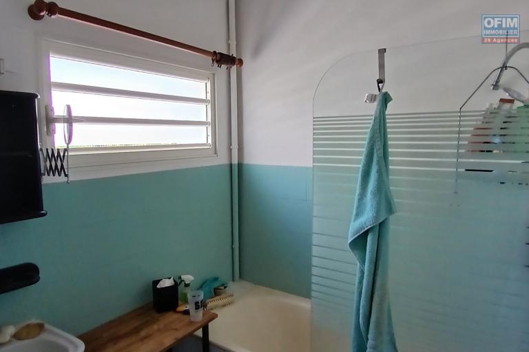 A LOUER villa à étage de type F4 sur Plateau Caillou à Saint-Paul