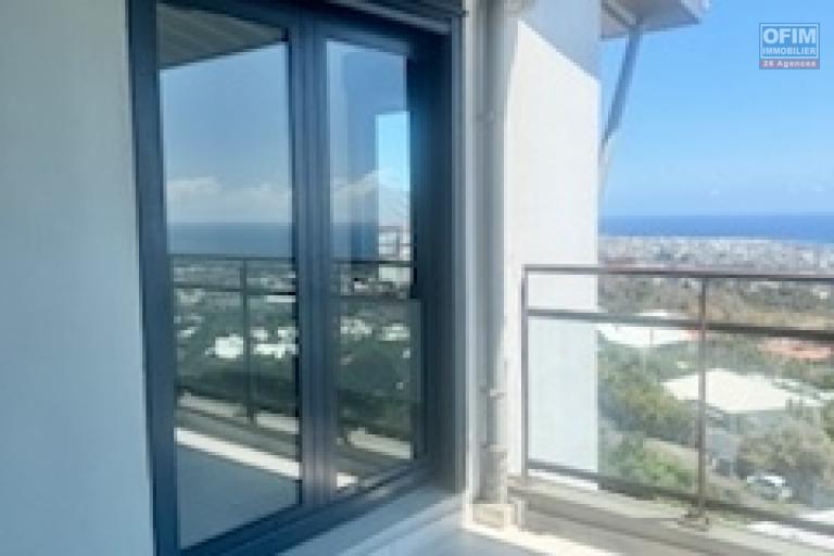 A louer ce bel appartement de type F4 sur la résidence CASTEL ROC au dernier étage vue mer sans vis à vis sur les hauteurs de bois de nèfles Sainte Clotilde.