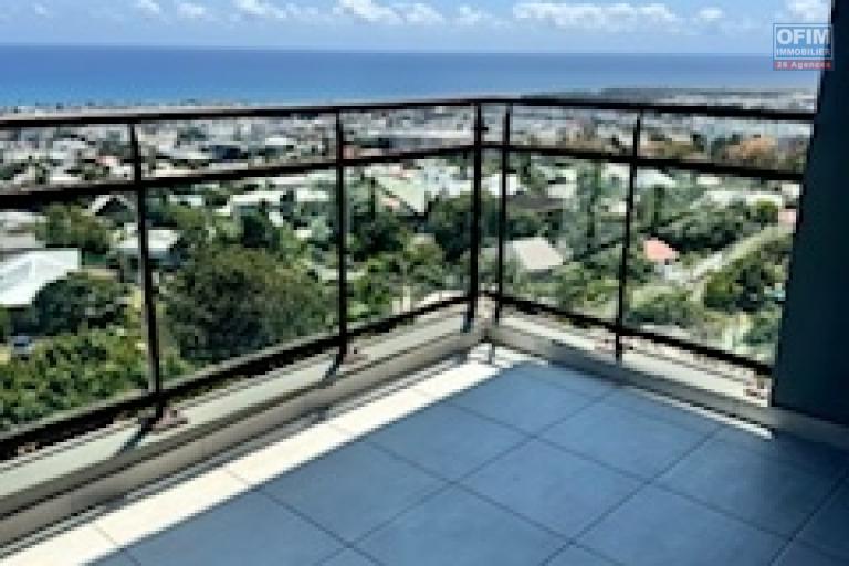 A louer ce bel appartement de type F4 sur la résidence CASTEL ROC au dernier étage vue mer sans vis à vis sur les hauteurs de bois de nèfles Sainte Clotilde.