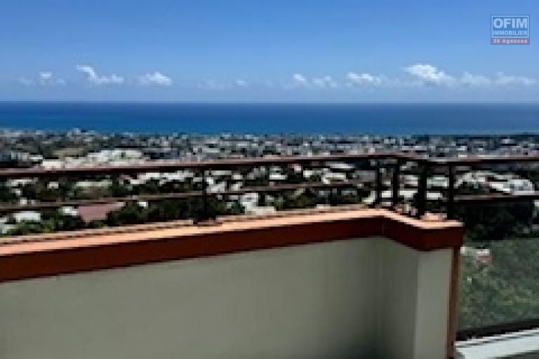 A louer ce bel appartement de type F4 sur la résidence CASTEL ROC au dernier étage vue mer sans vis à vis sur les hauteurs de bois de nèfles Sainte Clotilde.