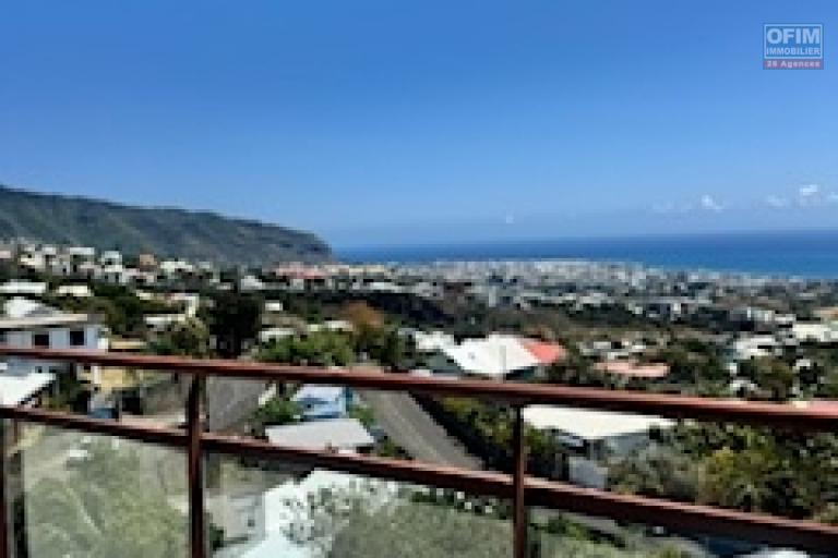 A louer ce bel appartement de type F4 sur la résidence CASTEL ROC au dernier étage vue mer sans vis à vis sur les hauteurs de bois de nèfles Sainte Clotilde.