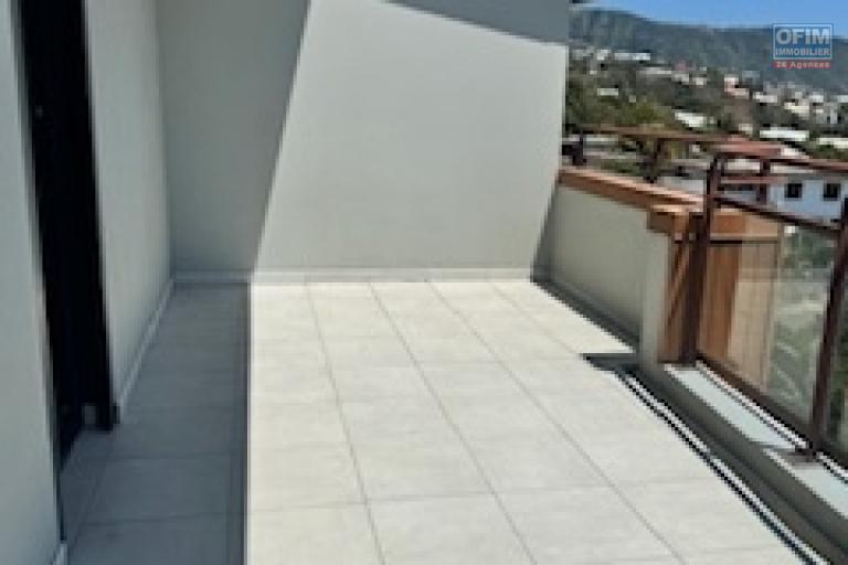 A louer ce bel appartement de type F4 sur la résidence CASTEL ROC au dernier étage vue mer sans vis à vis sur les hauteurs de bois de nèfles Sainte Clotilde.