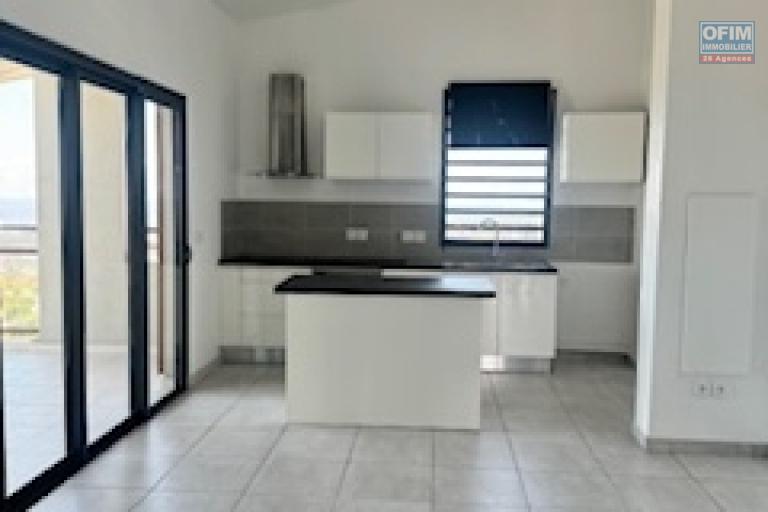 A louer ce bel appartement de type F4 sur la résidence CASTEL ROC au dernier étage vue mer sans vis à vis sur les hauteurs de bois de nèfles Sainte Clotilde.