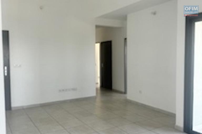 A louer ce bel appartement de type F4 sur la résidence CASTEL ROC au dernier étage vue mer sans vis à vis sur les hauteurs de bois de nèfles Sainte Clotilde.