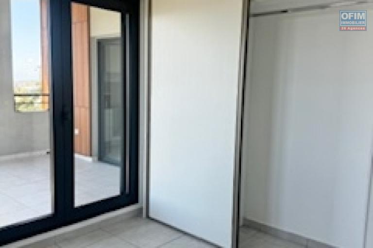 A louer ce bel appartement de type F4 sur la résidence CASTEL ROC au dernier étage vue mer sans vis à vis sur les hauteurs de bois de nèfles Sainte Clotilde.