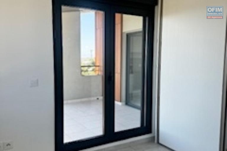 A louer ce bel appartement de type F4 sur la résidence CASTEL ROC au dernier étage vue mer sans vis à vis sur les hauteurs de bois de nèfles Sainte Clotilde.