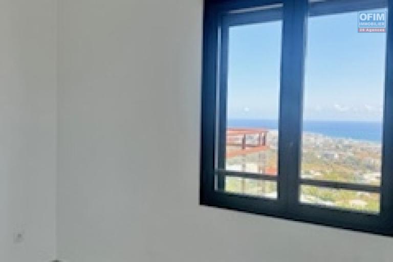 A louer ce bel appartement de type F4 sur la résidence CASTEL ROC au dernier étage vue mer sans vis à vis sur les hauteurs de bois de nèfles Sainte Clotilde.