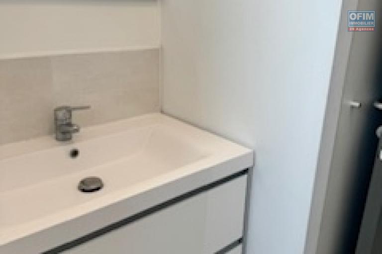 A louer ce bel appartement de type F4 sur la résidence CASTEL ROC au dernier étage vue mer sans vis à vis sur les hauteurs de bois de nèfles Sainte Clotilde.