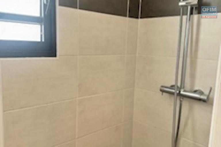 A louer ce bel appartement de type F4 sur la résidence CASTEL ROC au dernier étage vue mer sans vis à vis sur les hauteurs de bois de nèfles Sainte Clotilde.