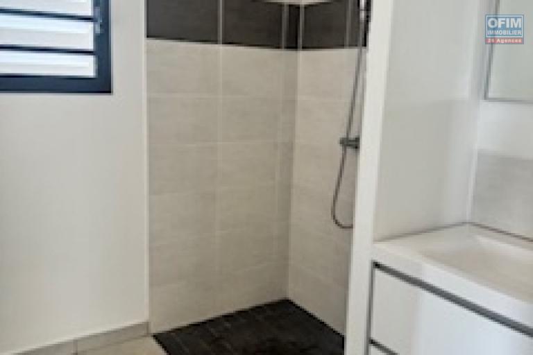 A louer ce bel appartement de type F4 sur la résidence CASTEL ROC au dernier étage vue mer sans vis à vis sur les hauteurs de bois de nèfles Sainte Clotilde.