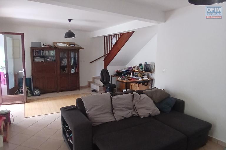 A LOUER villa à étage de type F4 sur VILLELE à Saint-Gilles Les Hauts