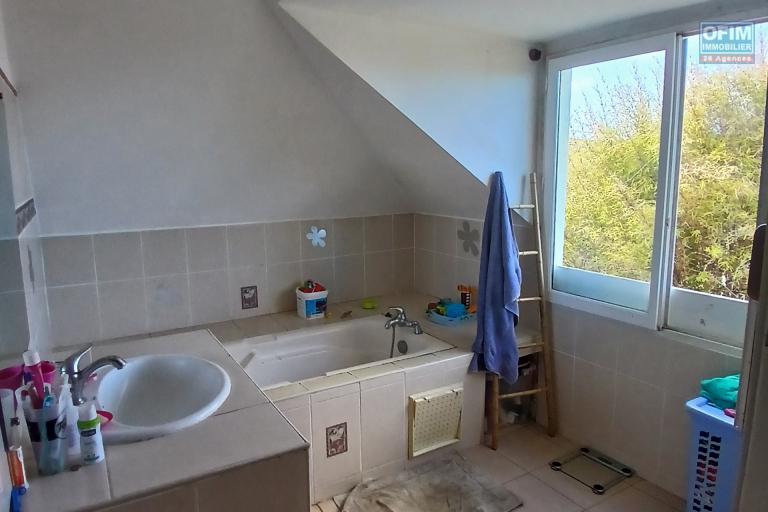 A LOUER villa à étage de type F4 sur VILLELE à Saint-Gilles Les Hauts