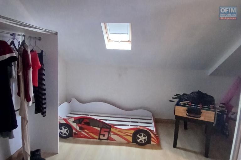 A VENDRE Maison à étage de type F4 à Saint-Gilles Les Hauts