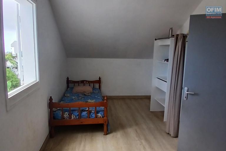 A VENDRE Maison à étage de type F4 à Saint-Gilles Les Hauts