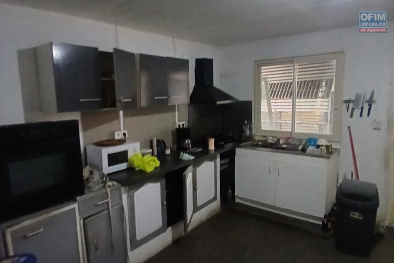 A VENDRE Maison à étage de type F4 à Saint-Gilles Les Hauts