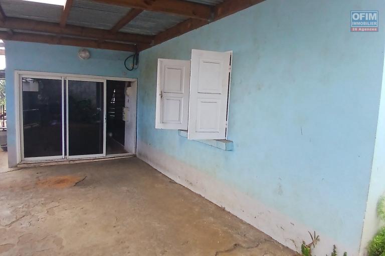 A VENDRE Maison à étage de type F4 à Saint-Gilles Les Hauts