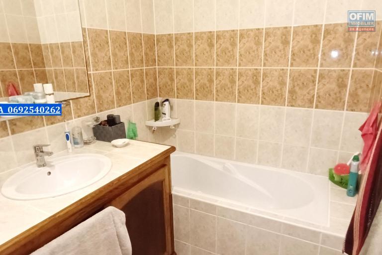Apptmt T3 de 65 m2, piscine, vue mer - SDB