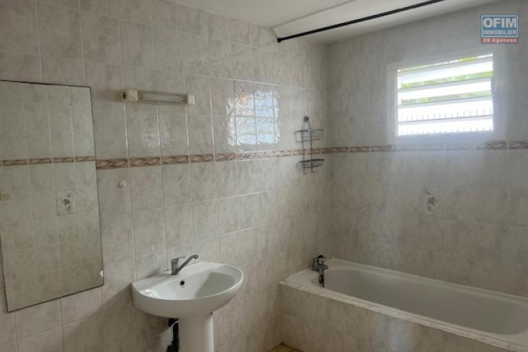A louer Villa F4 avec garage au bas de la Ravine Sèche Etang Salé les hauts