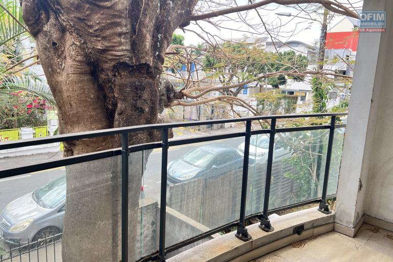 A vendre appartement type T3 avec terrasse et parking en ville de Saint Denis - proche du Jardin de l'Etat - Résidence le Flamboyant