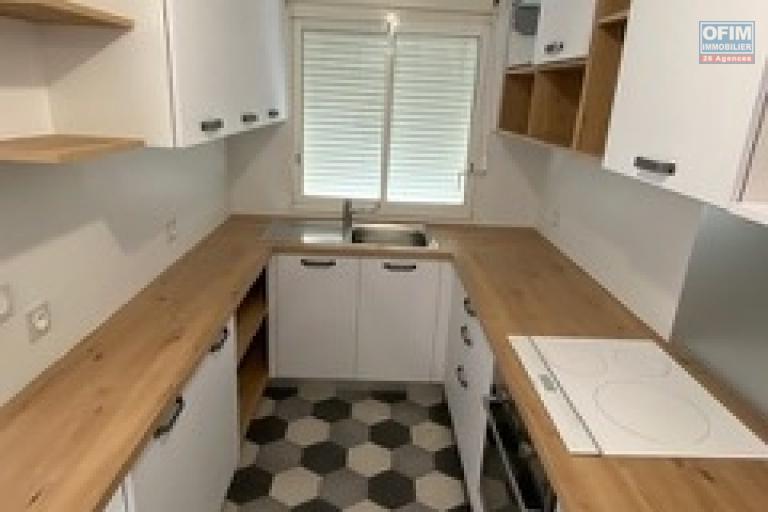 A louer beau T3 rénové récemment à Ste Clotilde, proche toutes commodités