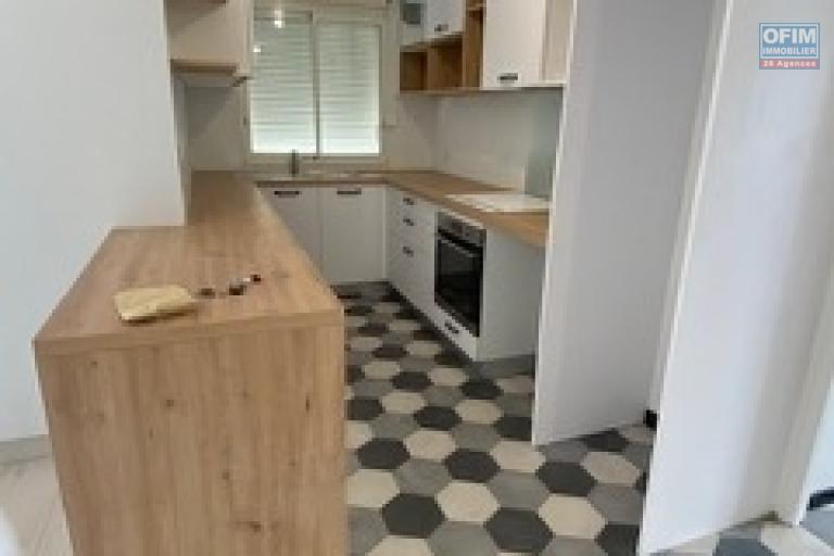 A louer beau T3 rénové à Ste Clotilde, proche toutes commodités