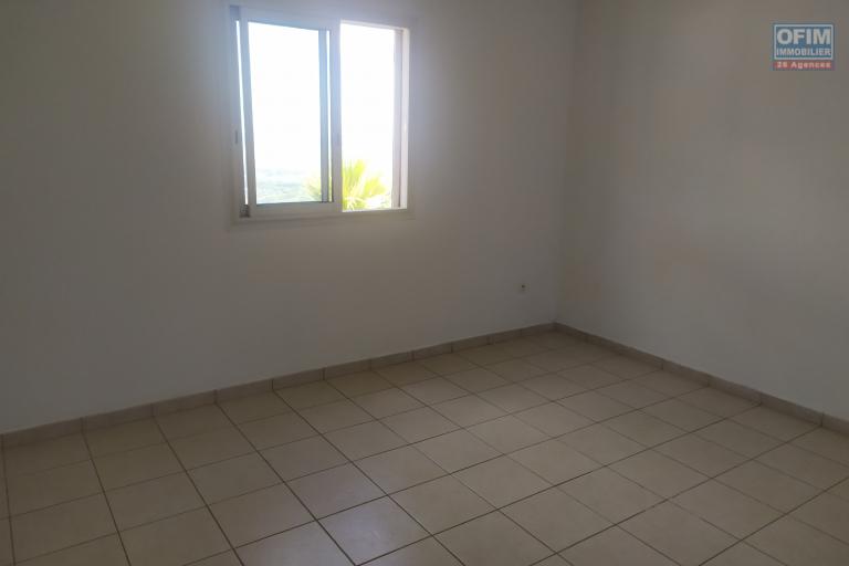 A LOUER VILLA F8/9 DE 160 M2 HABITABLE AVEC PISCINE ET BELLE VUE MER A ST PAUL