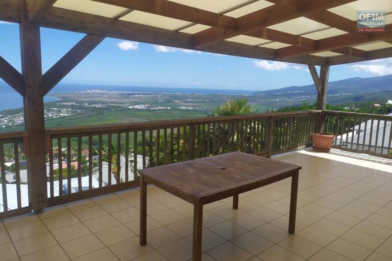 A LOUER VILLA F8/9 DE 160 M2 HABITABLE AVEC PISCINE ET BELLE VUE MER A ST PAUL