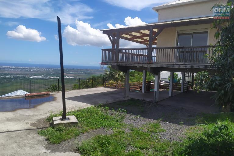 A LOUER VILLA F8/9 DE 160 M2 HABITABLE AVEC PISCINE ET BELLE VUE MER A ST PAUL