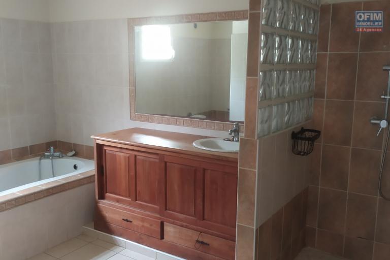A LOUER VILLA F8/9 DE 160 M2 HABITABLE AVEC PISCINE ET BELLE VUE MER A ST PAUL