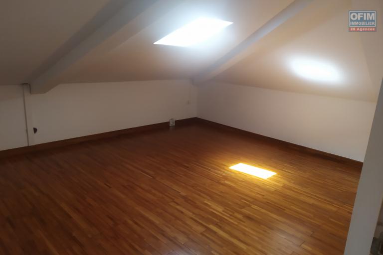 A LOUER VILLA F8/9 DE 160 M2 HABITABLE AVEC PISCINE ET BELLE VUE MER A ST PAUL