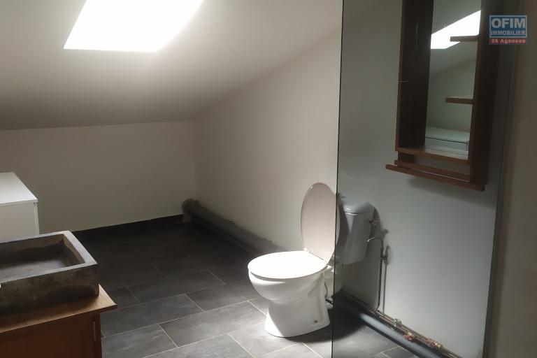 A LOUER VILLA F8/9 DE 160 M2 HABITABLE AVEC PISCINE ET BELLE VUE MER A ST PAUL