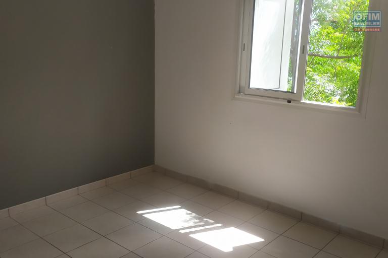 A LOUER VILLA F8/9 DE 160 M2 HABITABLE AVEC PISCINE ET BELLE VUE MER A ST PAUL