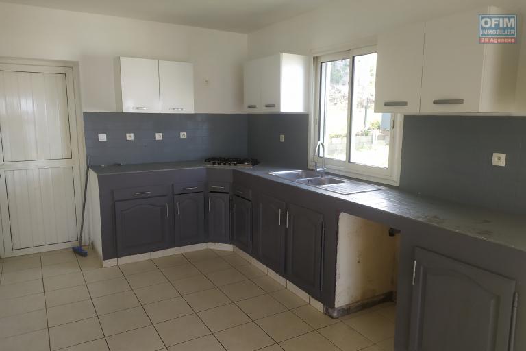 A LOUER VILLA F8/9 DE 160 M2 HABITABLE AVEC PISCINE ET BELLE VUE MER A ST PAUL