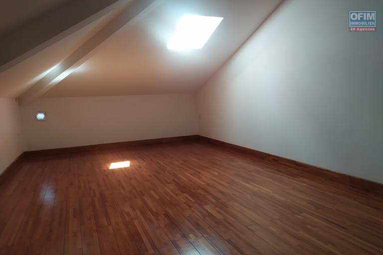 A LOUER VILLA F8/9 DE 160 M2 HABITABLE AVEC PISCINE ET BELLE VUE MER A ST PAUL