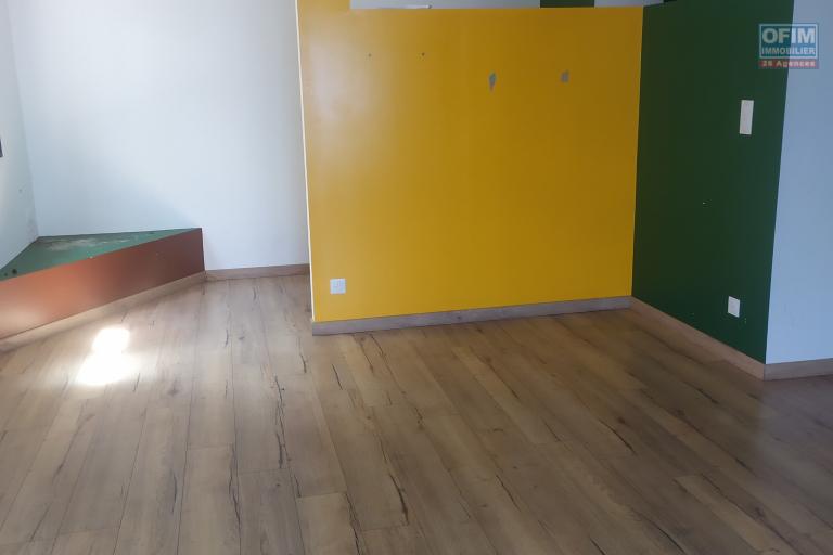 A LOUER VILLA F8/9 DE 160 M2 HABITABLE AVEC PISCINE ET BELLE VUE MER A ST PAUL