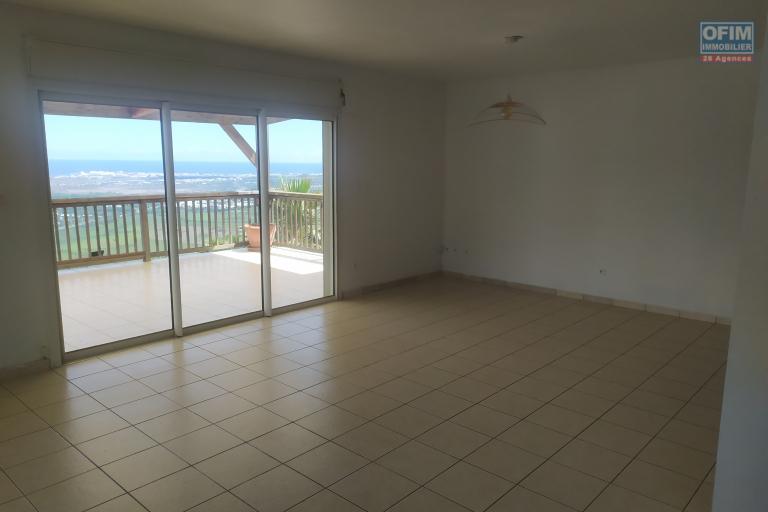 A LOUER VILLA F8/9 DE 160 M2 HABITABLE AVEC PISCINE ET BELLE VUE MER A ST PAUL