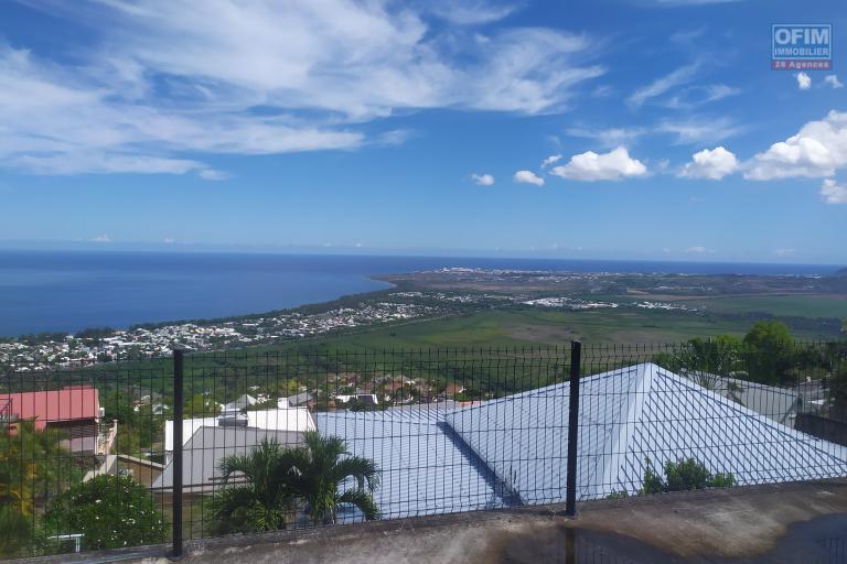 A LOUER VILLA F8/9 DE 160 M2 HABITABLE AVEC PISCINE ET BELLE VUE MER A ST PAUL