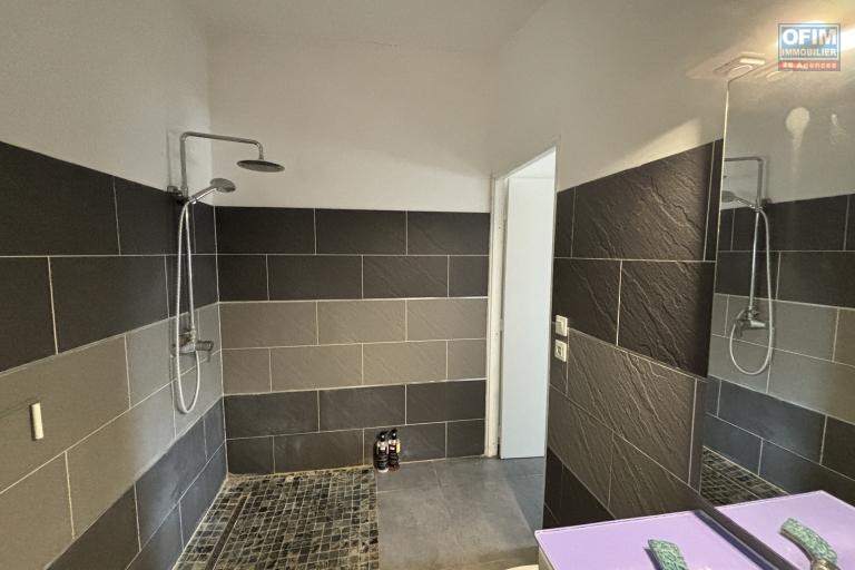 A VENDRE VILLA T4 en R +1 à Saint-Leu