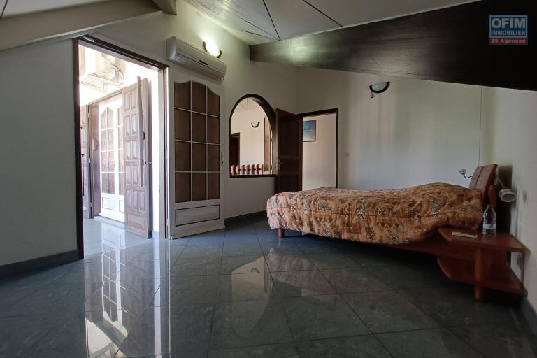 A vendre atypique villa F5 de 198m2 avec toit cathédrale à Saint-Benoit