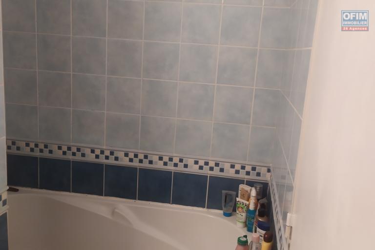 A LOUER APPARTEMENT F3 DE 77.40 M2 DE SURFACE HABITABLE AVEC VUE MER DANS UNE RESIDENCE AVEC PISCINE A MONTROQUEFEUIL
