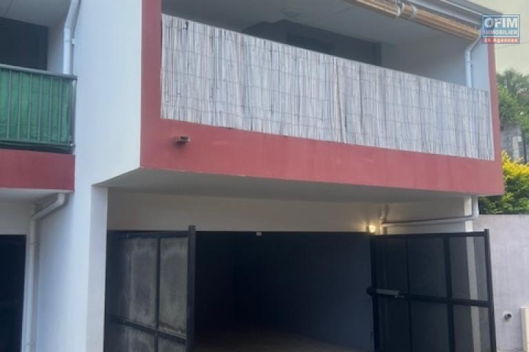 A louer villa mitoyenne de ville de type F4 avec garage dans une résidence sécurisée proche lycée des AVIRONS