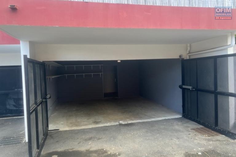 A louer villa mitoyenne de ville de type F4 avec garage dans une résidence sécurisée proche lycée des AVIRONS