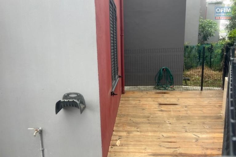 A louer villa mitoyenne de ville de type F4 avec garage dans une résidence sécurisée proche lycée des AVIRONS