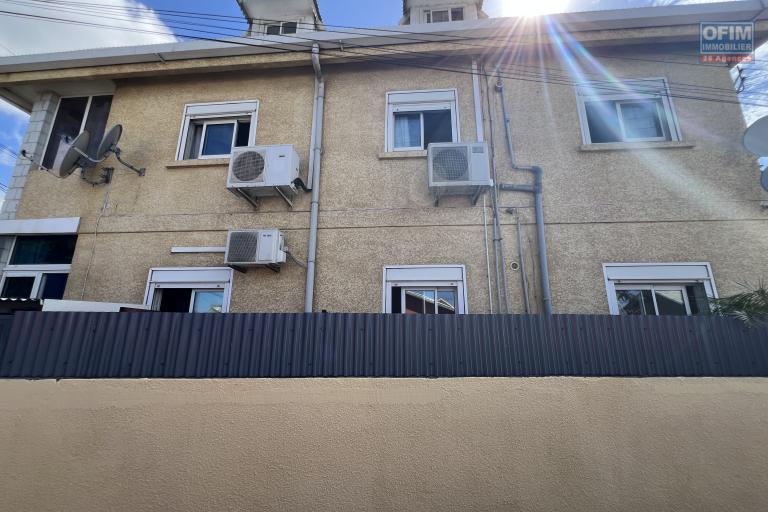 Immeuble R+2 de 765 m2, constitué de 8 appartements et un garage, en hyper-centre de St Louis, implanté sur 588 m2 de terrain.