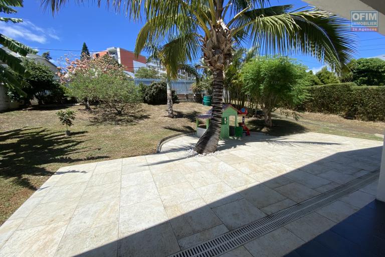 A vendre belle maison T6 avec piscine à Ste Clotilde (MOUFIA) proche de toutes les commodités