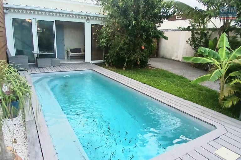 A VENDRE Maison à étage de type F4 avec PISCINE sur LE PORT