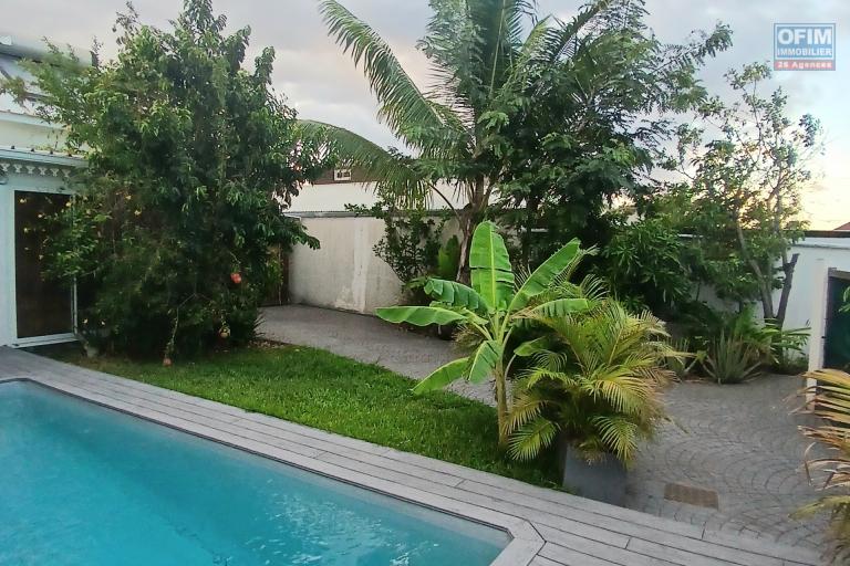 A VENDRE Maison à étage de type F4 avec PISCINE sur LE PORT