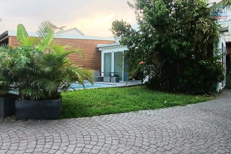 A VENDRE Maison à étage de type F4 avec PISCINE sur LE PORT